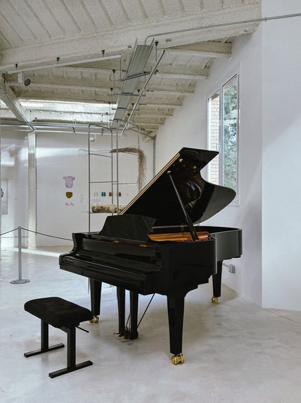 Piano de cola en espacio diáfano — transporte digital Barcelona