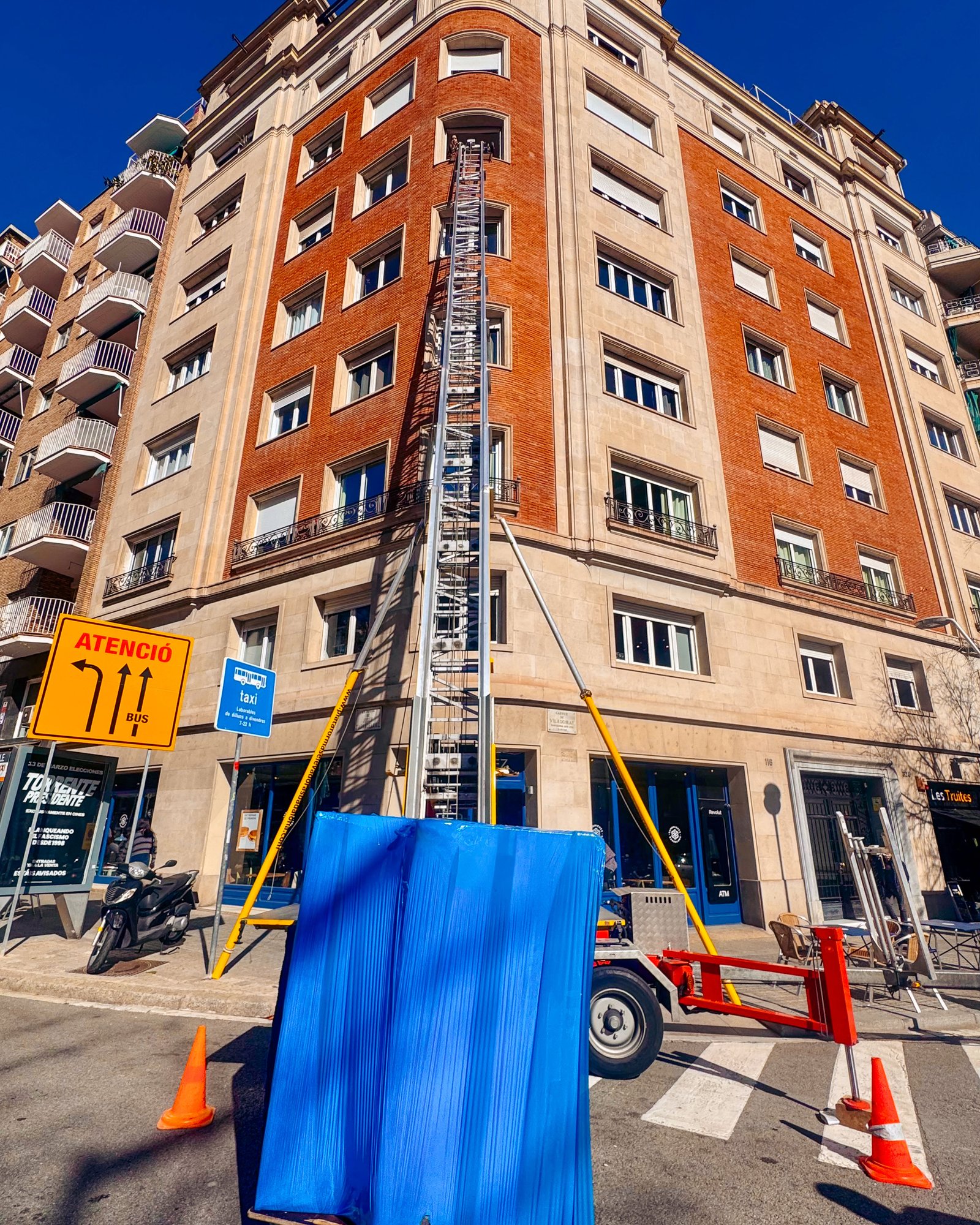Grúa de escalera de Pianos Port elevando piano en calle de Barcelona