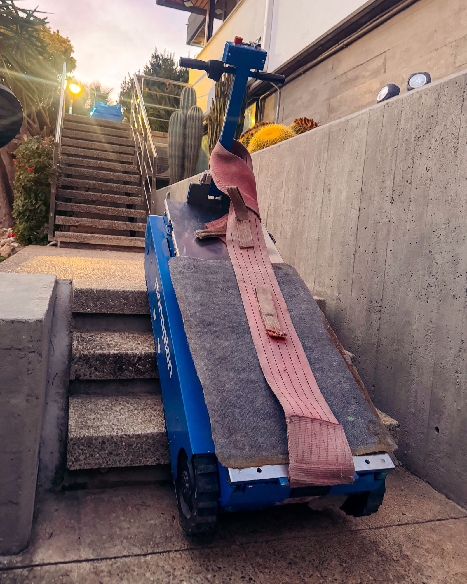 Escalera motorizada para transporte de piano vertical en Barcelona