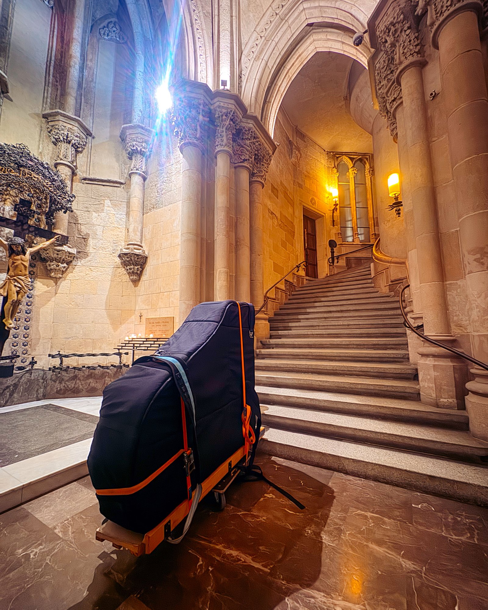 Piano embalado en interior de catedral — traslado especial de piano en Barcelona