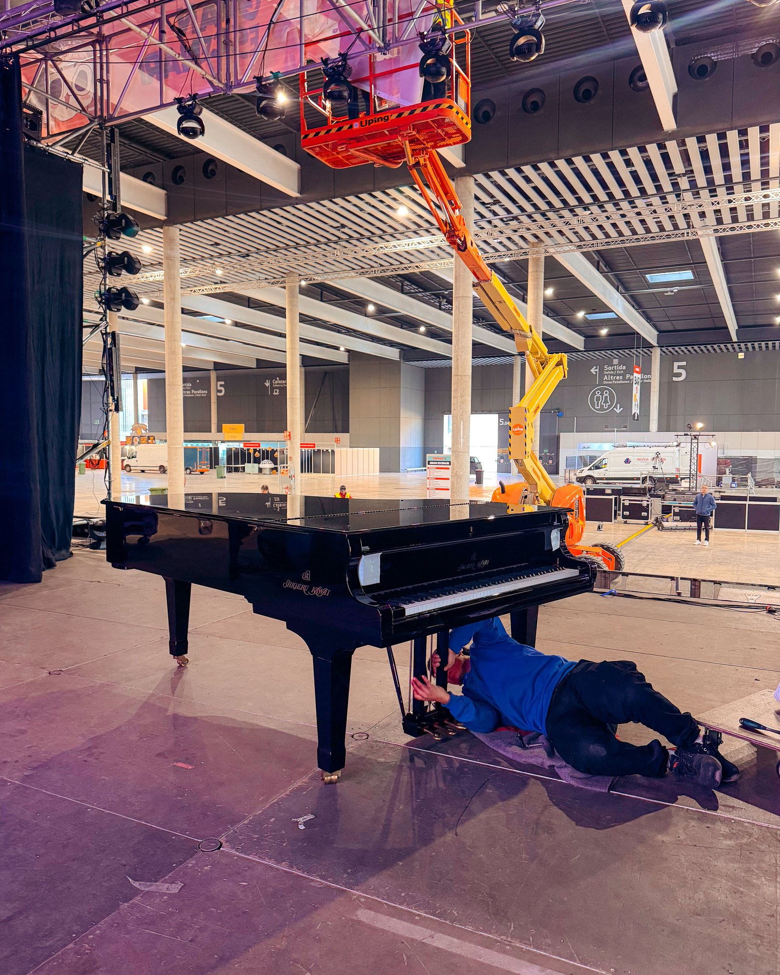 Técnico Pianos Port en piano de cola — transporte especializado Barcelona