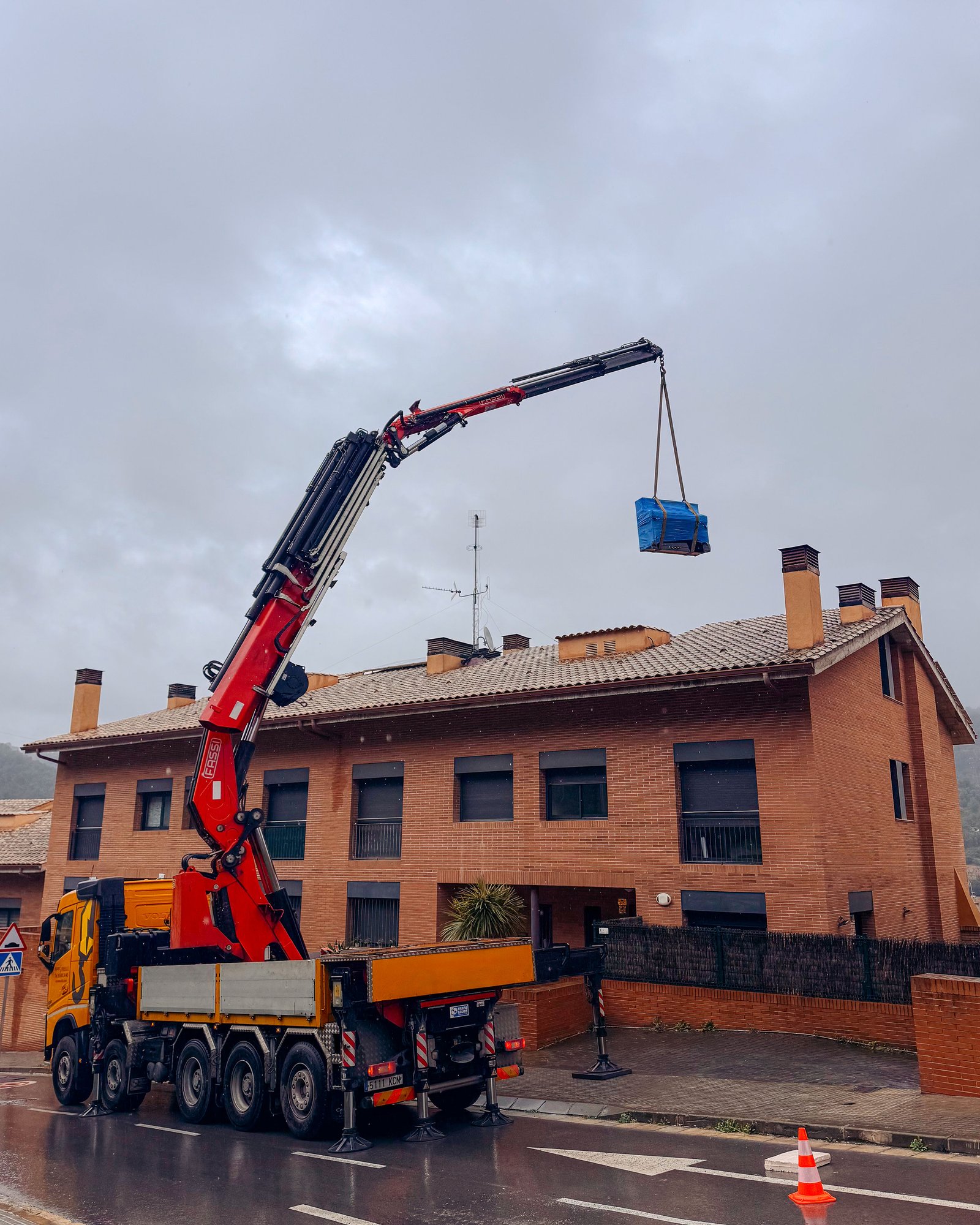 Grúa para traslado de pianos en altura — Pianos Port Barcelona
