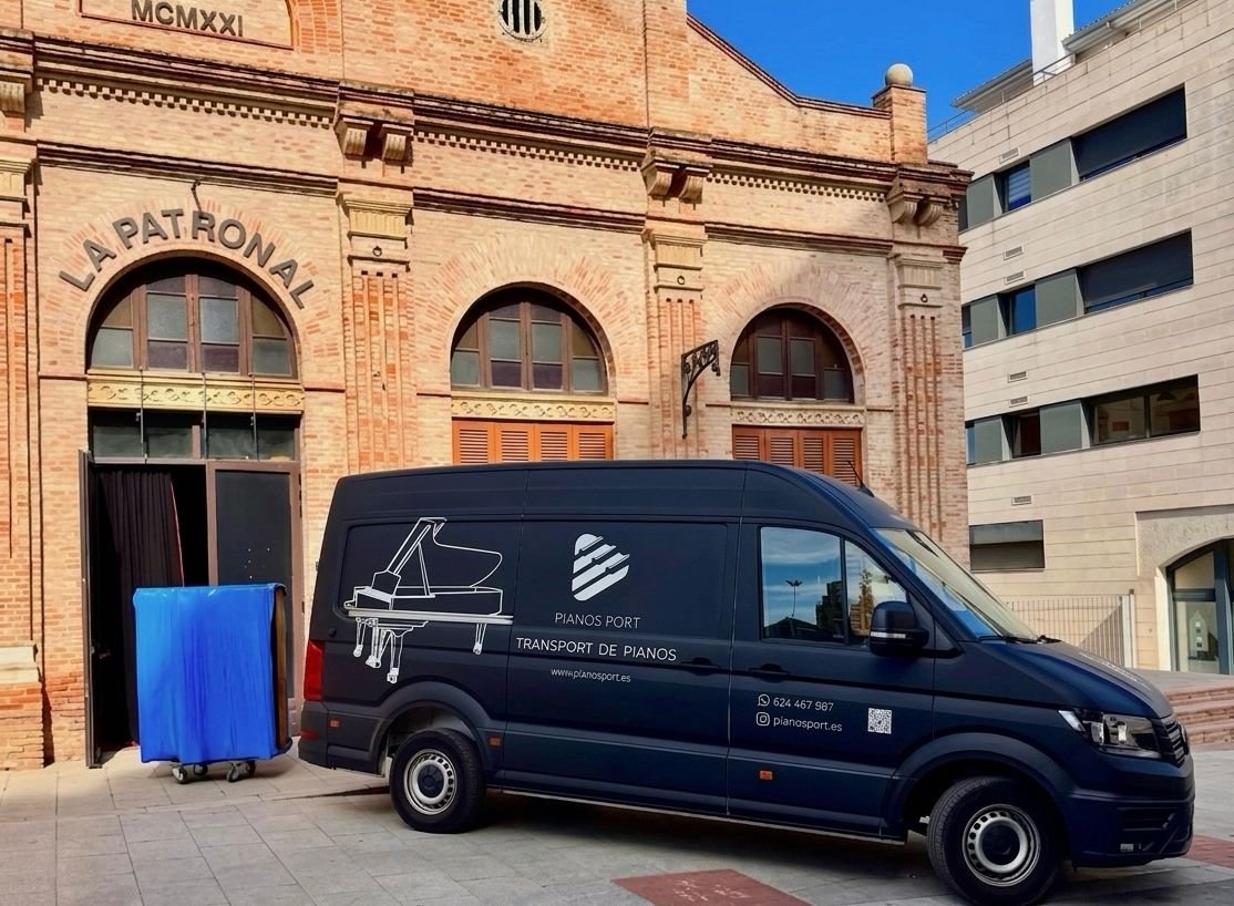 Furgoneta Pianos Port preparada para transporte de piano en Barcelona